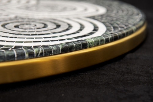 Raklis mermer zarafetini ileri teknolojiyle daha dayanıklı, daha ince ve pratik bir şekilde evinize taşır.